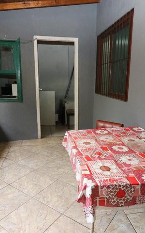 Casa à venda com 180m², 4 quartos e 4 vagas Casa à venda com 180m², 4 quartos e 4 vagasvaranda