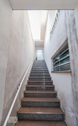 Casa à venda com 278m², 3 quartos e 4 vagas Casa à venda com 278m², 3 quartos e 4 vagasEscada - Social
