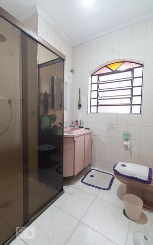 Casa à venda com 260m², 6 quartos e 2 vagas Casa à venda com 260m², 6 quartos e 2 vagasBanheiro