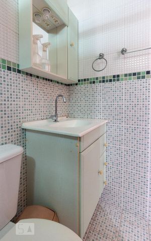 Casa à venda com 280m², 3 quartos e 2 vagas Casa à venda com 280m², 3 quartos e 2 vagasBanheiro de Serviço