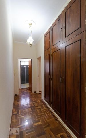 Casa à venda com 400m², 5 quartos e 4 vagas Casa à venda com 400m², 5 quartos e 4 vagasCorredor