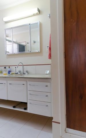Casa à venda com 400m², 5 quartos e 4 vagas Casa à venda com 400m², 5 quartos e 4 vagasBanheiro da Suíte 01