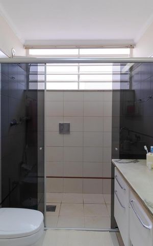 Casa à venda com 400m², 5 quartos e 4 vagas Casa à venda com 400m², 5 quartos e 4 vagasBanheiro da Suíte 01