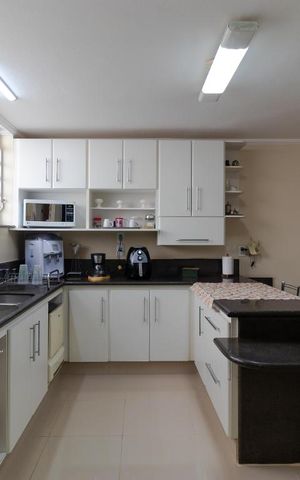 Casa à venda com 400m², 5 quartos e 4 vagas Casa à venda com 400m², 5 quartos e 4 vagasCozinha