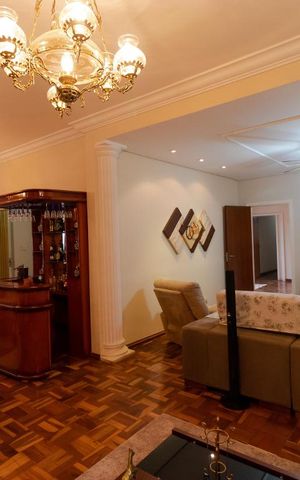 Casa à venda com 400m², 5 quartos e 4 vagas Casa à venda com 400m², 5 quartos e 4 vagasSalas