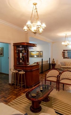 Casa à venda com 400m², 5 quartos e 4 vagas Casa à venda com 400m², 5 quartos e 4 vagasSalas