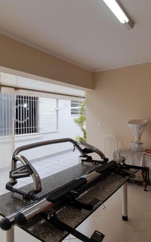Casa à venda com 400m², 5 quartos e 4 vagas Casa à venda com 400m², 5 quartos e 4 vagasVaranda