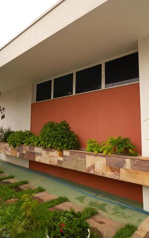 Casa à venda com 400m², 5 quartos e 4 vagas Casa à venda com 400m², 5 quartos e 4 vagasFachada