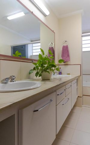 Casa à venda com 400m², 5 quartos e 4 vagas Casa à venda com 400m², 5 quartos e 4 vagasBanheiro