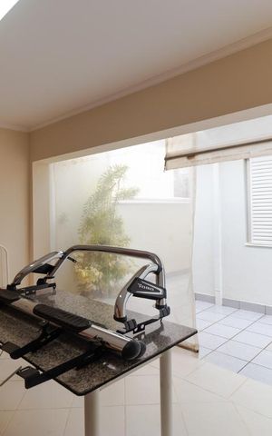 Casa à venda com 400m², 5 quartos e 4 vagas Casa à venda com 400m², 5 quartos e 4 vagasVaranda