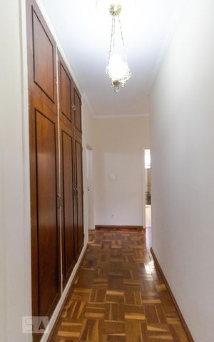 Casa à venda com 400m², 5 quartos e 4 vagas Casa à venda com 400m², 5 quartos e 4 vagasCorredor