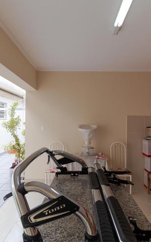 Casa à venda com 400m², 5 quartos e 4 vagas Casa à venda com 400m², 5 quartos e 4 vagasVaranda