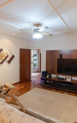 Casa à venda com 400m², 5 quartos e 4 vagas Casa à venda com 400m², 5 quartos e 4 vagasSalas