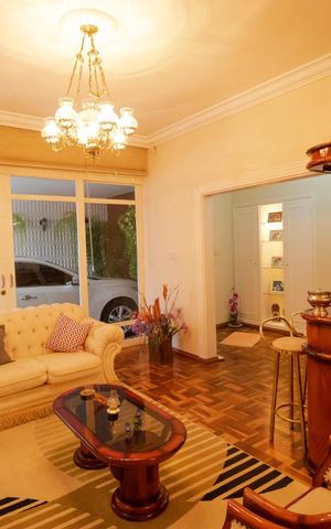 Casa à venda com 400m², 5 quartos e 4 vagas Casa à venda com 400m², 5 quartos e 4 vagasSalas