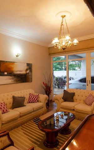 Casa à venda com 400m², 5 quartos e 4 vagas Casa à venda com 400m², 5 quartos e 4 vagasSalas