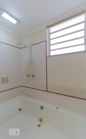 Casa à venda com 400m², 5 quartos e 4 vagas Casa à venda com 400m², 5 quartos e 4 vagasBanheiro