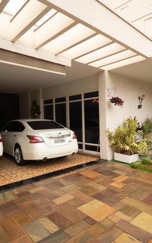 Casa à venda com 400m², 5 quartos e 4 vagas Casa à venda com 400m², 5 quartos e 4 vagasFachada