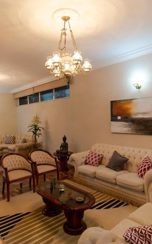 Casa à venda com 400m², 5 quartos e 4 vagas Casa à venda com 400m², 5 quartos e 4 vagasSalas