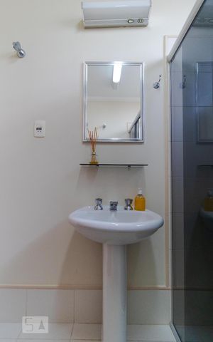 Casa à venda com 400m², 5 quartos e 4 vagas Casa à venda com 400m², 5 quartos e 4 vagasBanheiro da Suíte 02