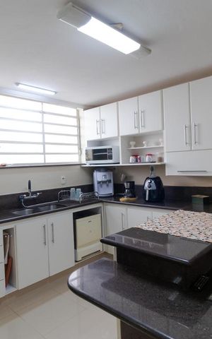 Casa à venda com 400m², 5 quartos e 4 vagas Casa à venda com 400m², 5 quartos e 4 vagasCozinha