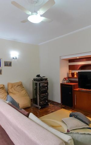 Casa à venda com 400m², 5 quartos e 4 vagas Casa à venda com 400m², 5 quartos e 4 vagasSala de TV e Escritório