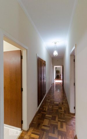 Casa à venda com 400m², 5 quartos e 4 vagas Casa à venda com 400m², 5 quartos e 4 vagasCorredor