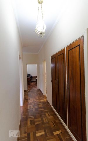 Casa à venda com 400m², 5 quartos e 4 vagas Casa à venda com 400m², 5 quartos e 4 vagasCorredor