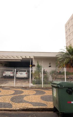 Casa à venda com 400m², 5 quartos e 4 vagas Casa à venda com 400m², 5 quartos e 4 vagasFachada