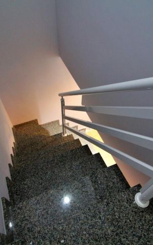 Apartamento à venda com 110m², 2 quartos e 2 vagasEscada