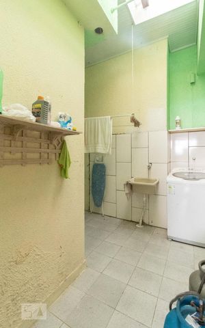 Casa à venda com 350m², 4 quartos e 4 vagas Casa à venda com 350m², 4 quartos e 4 vagasLavanderia