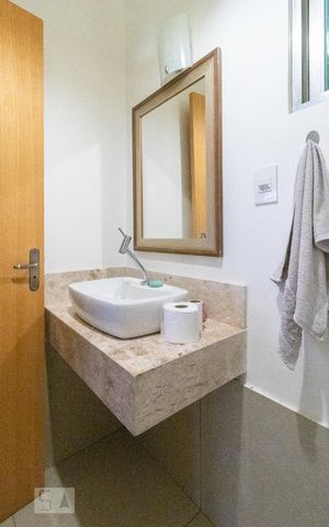 Casa à venda com 350m², 4 quartos e 4 vagas Casa à venda com 350m², 4 quartos e 4 vagasBanheiro Corredor