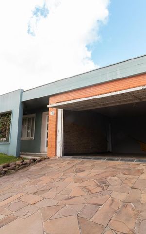Casa à venda com 350m², 4 quartos e 4 vagas Casa à venda com 350m², 4 quartos e 4 vagasFachada