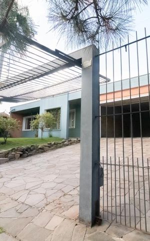 Casa à venda com 350m², 4 quartos e 4 vagas Casa à venda com 350m², 4 quartos e 4 vagasFachada