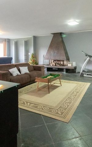 Casa à venda com 350m², 4 quartos e 4 vagas Casa à venda com 350m², 4 quartos e 4 vagasSala