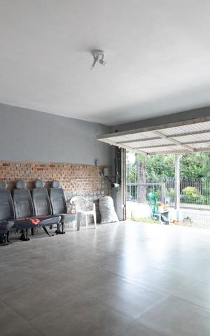 Casa à venda com 350m², 4 quartos e 4 vagas Casa à venda com 350m², 4 quartos e 4 vagasGaragem