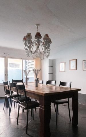 Casa à venda com 350m², 4 quartos e 4 vagas Casa à venda com 350m², 4 quartos e 4 vagasSala