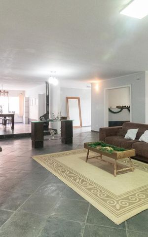 Casa à venda com 350m², 4 quartos e 4 vagas Casa à venda com 350m², 4 quartos e 4 vagasSala