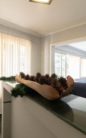 Casa à venda com 350m², 4 quartos e 4 vagas Casa à venda com 350m², 4 quartos e 4 vagasSala