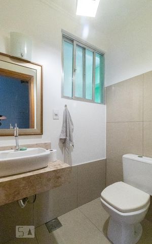 Casa à venda com 350m², 4 quartos e 4 vagas Casa à venda com 350m², 4 quartos e 4 vagasBanheiro Corredor