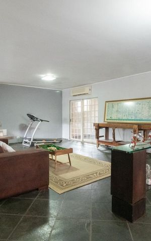 Casa à venda com 350m², 4 quartos e 4 vagas Casa à venda com 350m², 4 quartos e 4 vagasSala