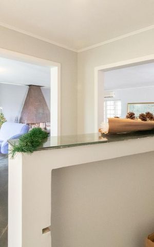 Casa à venda com 350m², 4 quartos e 4 vagas Casa à venda com 350m², 4 quartos e 4 vagasSala
