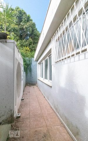 Casa à venda com 350m², 4 quartos e 4 vagas Casa à venda com 350m², 4 quartos e 4 vagasÁrea Externa