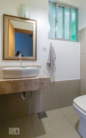 Casa à venda com 350m², 4 quartos e 4 vagas Casa à venda com 350m², 4 quartos e 4 vagasBanheiro Corredor