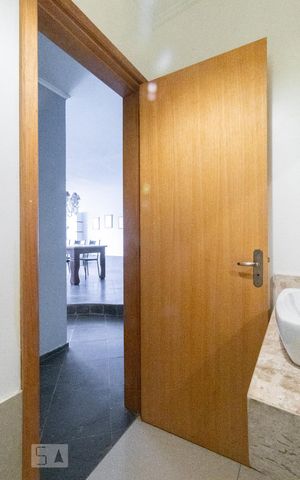 Casa à venda com 350m², 4 quartos e 4 vagas Casa à venda com 350m², 4 quartos e 4 vagasBanheiro Corredor