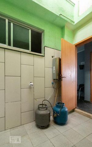 Casa à venda com 350m², 4 quartos e 4 vagas Casa à venda com 350m², 4 quartos e 4 vagasLavanderia
