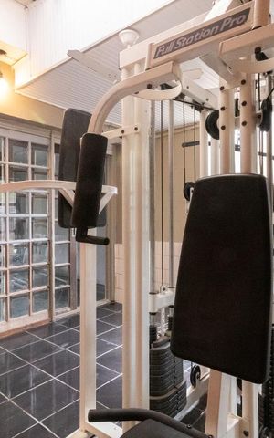 Casa à venda com 350m², 4 quartos e 4 vagas Casa à venda com 350m², 4 quartos e 4 vagasAcademia