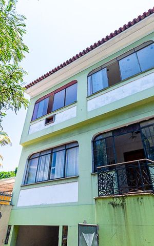 Casa à venda com 320m², 6 quartos e 2 vagas Casa à venda com 320m², 6 quartos e 2 vagasFachada