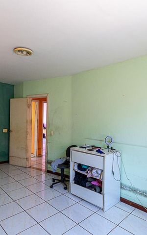 Casa à venda com 320m², 6 quartos e 2 vagas Casa à venda com 320m², 6 quartos e 2 vagasCasa 1