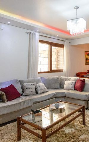 Casa à venda com 190m², 4 quartos e 8 vagas Casa à venda com 190m², 4 quartos e 8 vagasSala