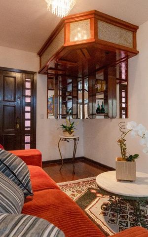 Casa à venda com 190m², 4 quartos e 8 vagas Casa à venda com 190m², 4 quartos e 8 vagasSala